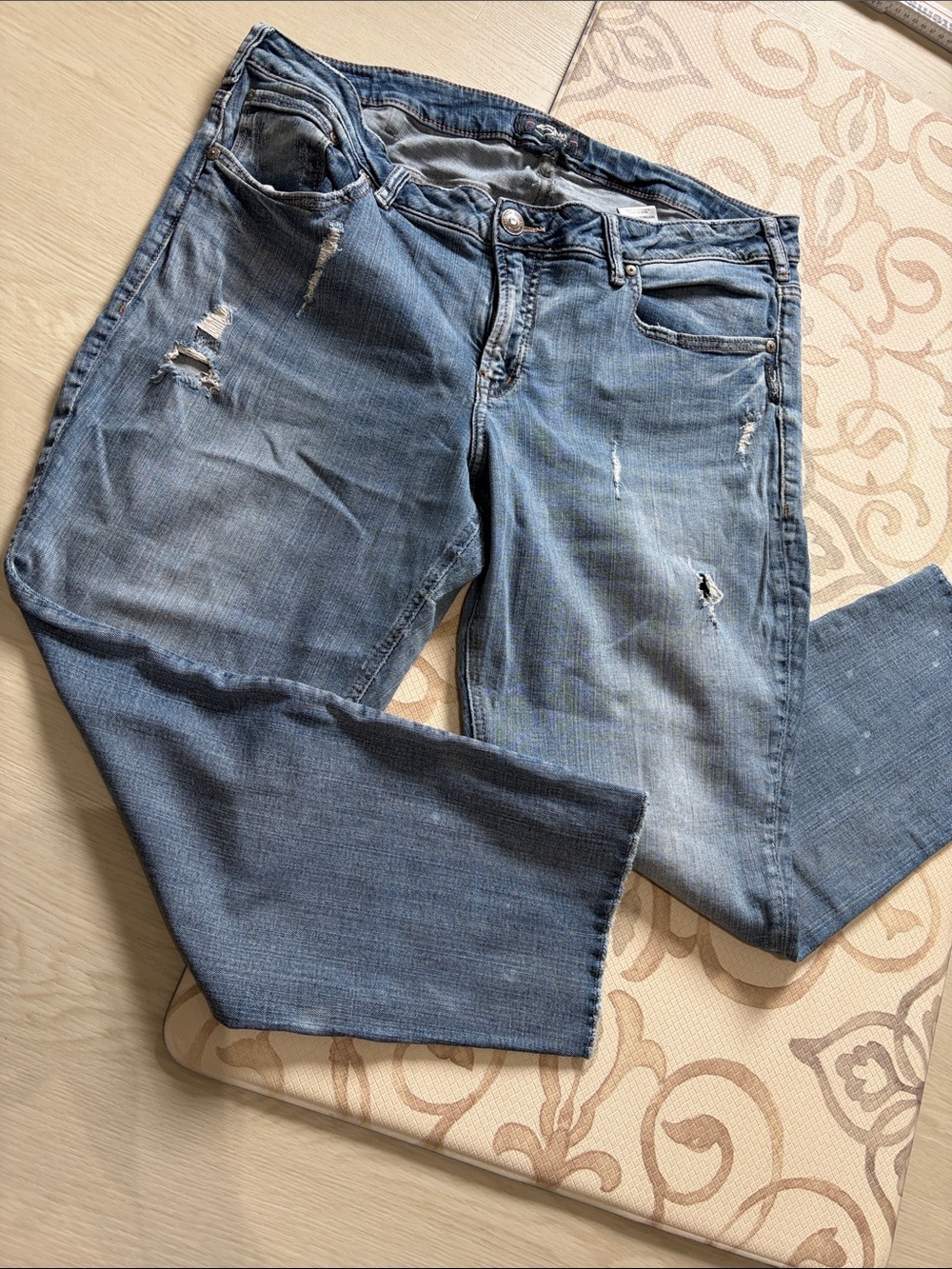 Silver distressed jeans 18